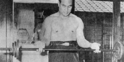 Masutatsu_Oyama_being_trained